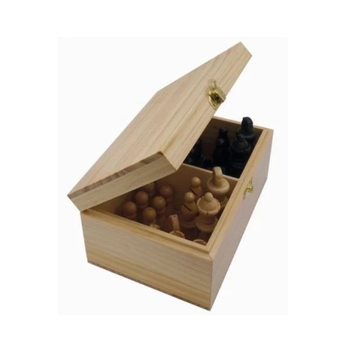 Coffret de pièces d’échecs en bois